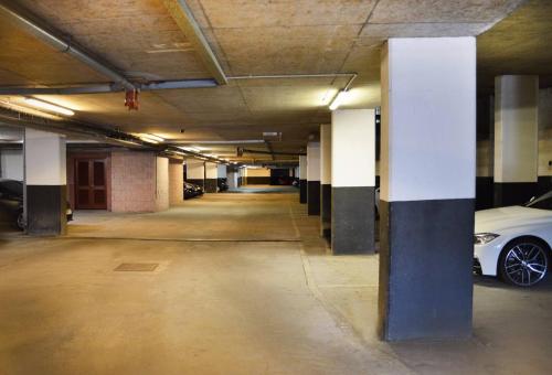 Modern chic apartment, lift access & free parking photo 7