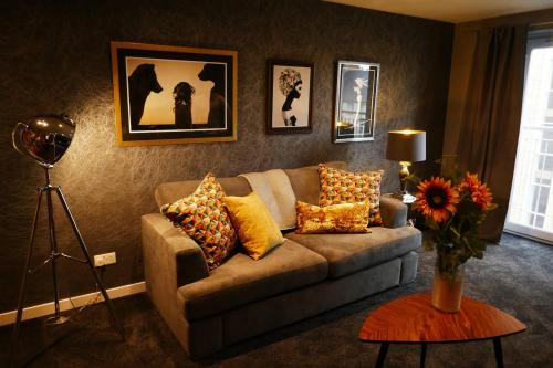 Modern chic apartment, lift access & free parking photo 10