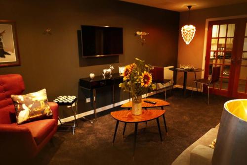 Modern chic apartment, lift access & free parking photo 14