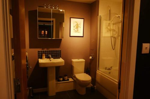 Modern chic apartment, lift access & free parking photo 4