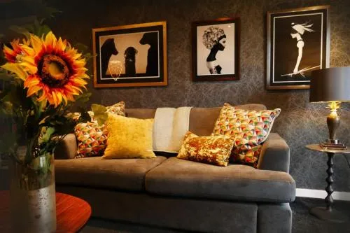Modern chic apartment, lift access & free parking photo 1