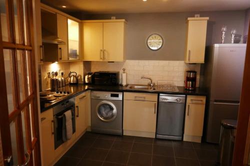Modern chic apartment, lift access & free parking photo 5