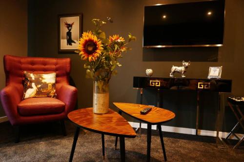 Modern chic apartment, lift access & free parking photo 11