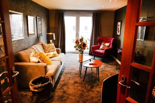 Modern chic apartment, lift access & free parking photo 6