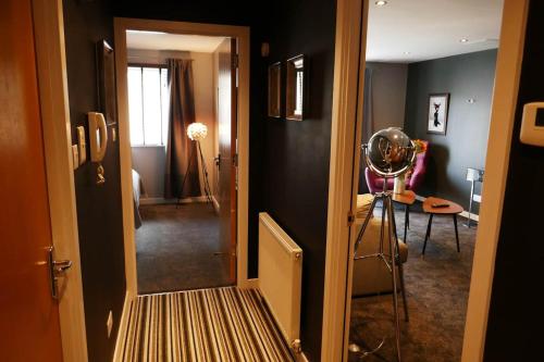 Modern chic apartment, lift access & free parking photo 12