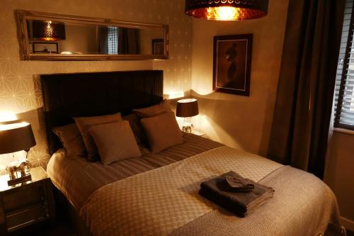 Modern chic apartment, lift access & free parking photo 8