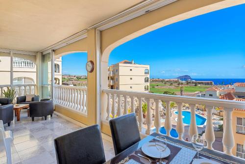 Stunning Golf & Sea Views with Heated Pool OGG106