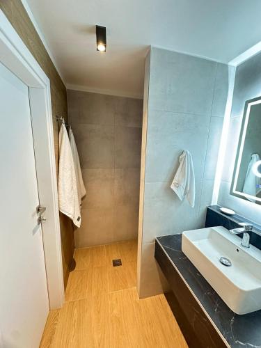 a bathroom with a sink and a mirror at Agali Luxury Home in Khamilón