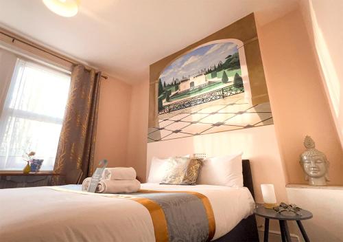 a bedroom with a bed and a painting on the wall at United Lodge Hotel in London