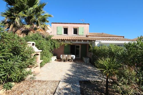 Belle villa 2 chambres, 5 couchages, jolie terrasse avec vue sur reserve, dans residence securisee avec piscine commune 800 m de la mer LRCS76