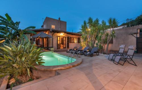 ein Garten mit Swimmingpool und ein Haus in der Unterkunft Es Regaro in Capdepera