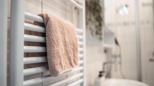 a bathroom with a towel hanging on a towel rack at FlexHome Stadtnatur Ferienwohnung in Lippstadt