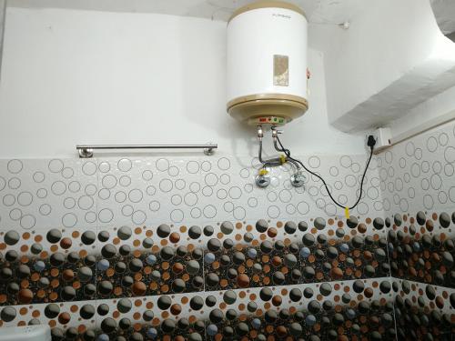 a room with a wall with a light on it at Luv Kush Homestay Ayodhya call now- 75659-24844 in Ayodhya