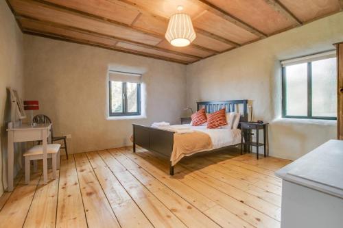 a bedroom with a bed and a wooden floor at 2 Bed in Haughley oc-strb in Haughley