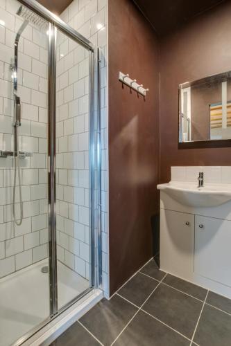 a bathroom with a shower and a sink at 2 Bed in Haughley oc-strb in Haughley