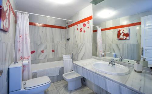 ネルハにあるApartamentos Turisticos Rio Marinasのバスルーム(洗面台、トイレ、バスタブ付)