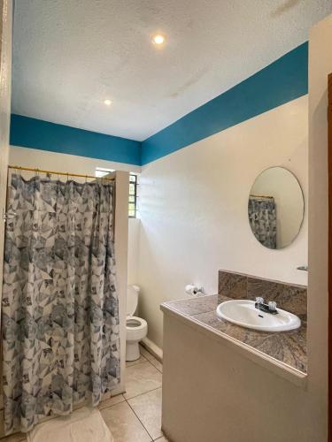 łazienka z umywalką i toaletą w obiekcie Golden Hideaway Inn w mieście Gros Islet