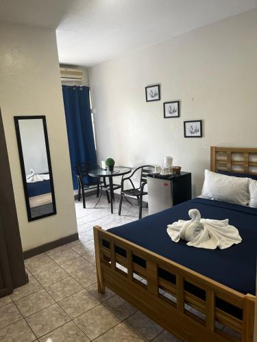 sypialnia z łóżkiem i ręcznikiem na nim w obiekcie Golden Hideaway Inn w mieście Gros Islet