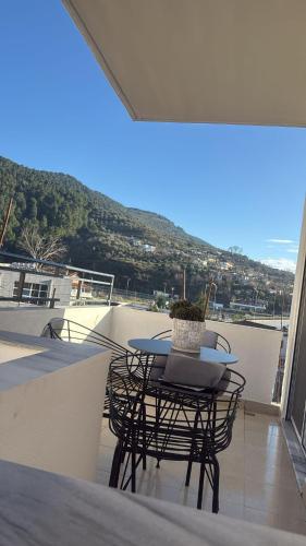 Ein Tisch und Stühle auf einem Balkon mit Aussicht in der Unterkunft Villa Noah in Berat