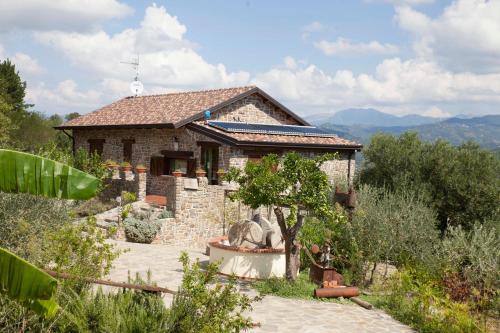 ein kleines Steinhaus inmitten eines Gartens in der Unterkunft Il Vecchio Frantoio in Stella Cilento