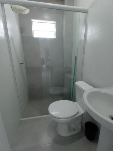 a bathroom with a shower and a toilet and a sink at Casa 2 quartos a 2 quadras do mar nova in Matinhos