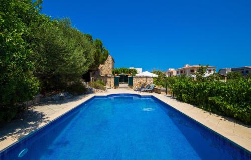 a large blue swimming pool in a yard at Sos Monjos in Artá