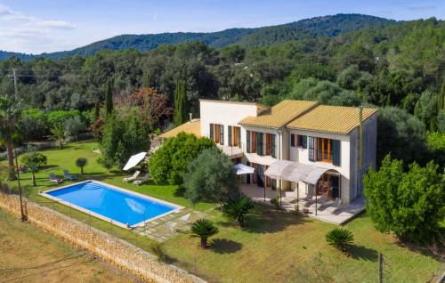 an aerial view of a house with a swimming pool at Sa Mina De Crestatx in Sa Pobla