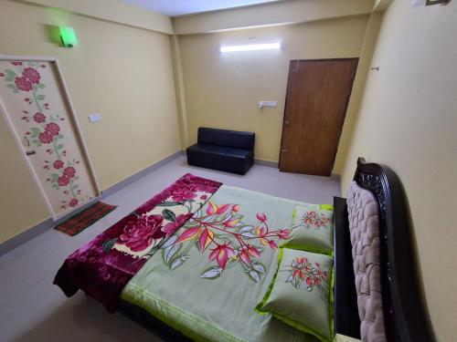 En eller flere senge i et værelse på TNR Global