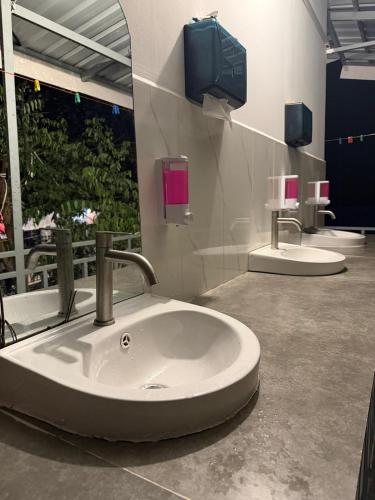 a bathroom with two sinks and a large window at Hillside Hostel & Bungalows in Kaôh Rŭng (3)