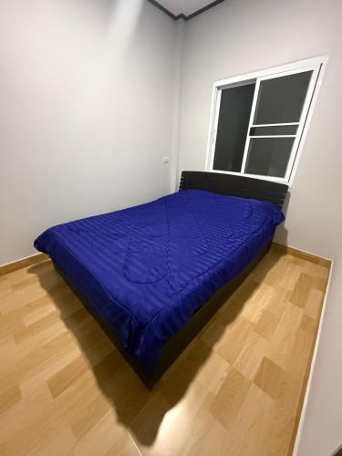 a small bedroom with a purple bed in a room at Solara เฮ้าส์ in Ban Nong Saeng (4)