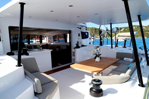 Bazen u ili blizu objekta Let's go catamaran