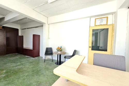 a room with a table and chairs and a table and chairs at Toucan Garden in Samutprakarn