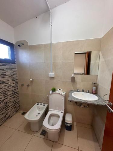 a bathroom with a toilet and a sink at Sierras y Volcanes in Taninga
