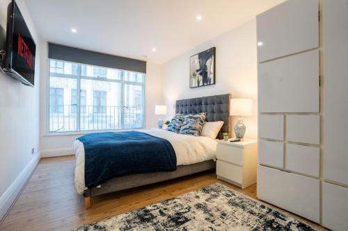 a bedroom with a bed and a window at Stylish Modern Apartment in the heart of the city in Manchester
