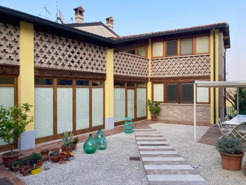 a house with a lot of plants in front of it at Bed & Breakfast Carpe Diem in Solferino