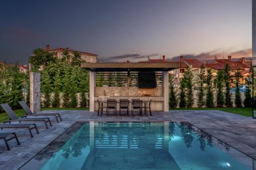 Villa A in Fazana for 8 plus 2 persons with infinity pool only 100 meters from the sea