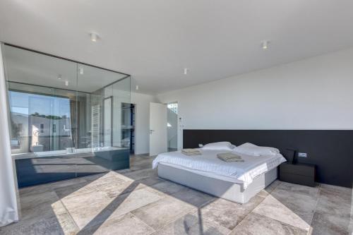 Villa A in Fazana for 8 plus 2 persons with infinity pool only 100 meters from the sea