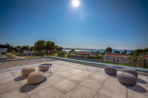 Villa A in Fazana for 8 plus 2 persons with infinity pool only 100 meters from the sea