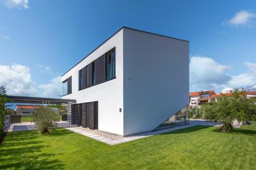 Villa A in Fazana for 8 plus 2 persons with infinity pool only 100 meters from the sea
