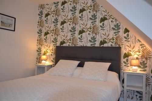 a bedroom with a bed with two nightstands and two lamps at L' ESCALE SINAGOTE Chambre d'hôtes in Séné