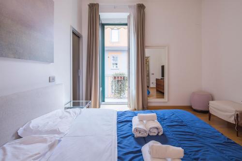 a bedroom with a bed with towels on it at Casa Boutique Mareluna - Luxury Apartments by Mareluna Hotel in Salerno