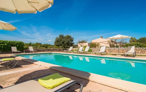 a swimming pool with chairs and umbrellas at Son Capellot Cinco in Felanitx