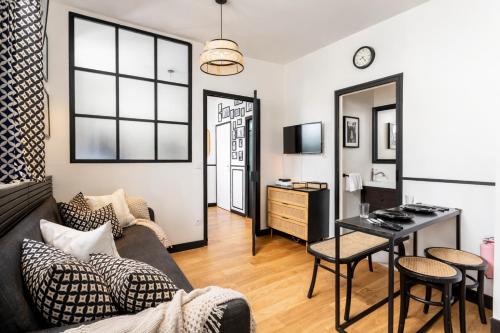 C Cozy Batignolles Apt, Metro Right at Your Doorstep