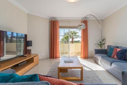 Palm Breeze Retreat in Albufeira w Pool and Balcony by Lisbeyond