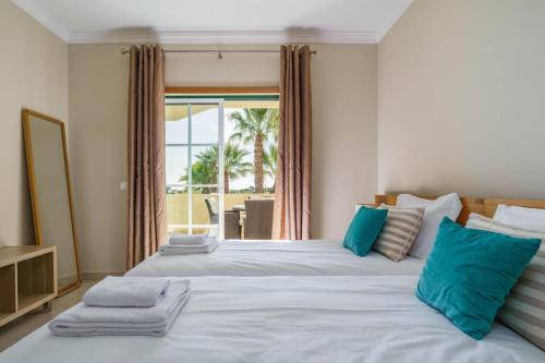 Palm Breeze Retreat in Albufeira w Pool and Balcony by Lisbeyond