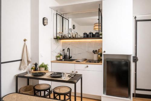 C Cozy Batignolles Apt, Metro Right at Your Doorstep