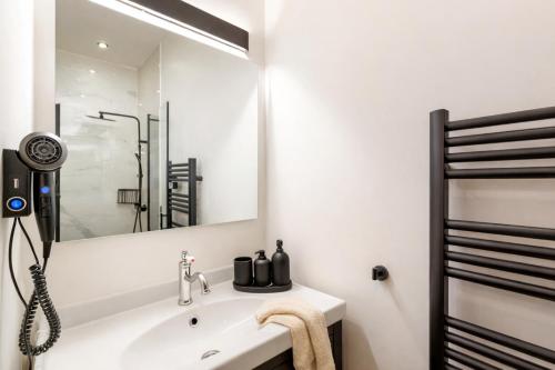 C Cozy Batignolles Apt, Metro Right at Your Doorstep