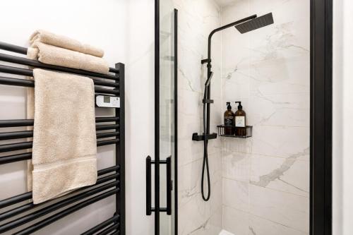 C Cozy Batignolles Apt, Metro Right at Your Doorstep