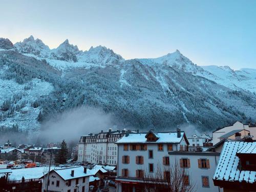 Chamonix Bellevue في شامونيه مون بلان: مدينة تقع خلفها جبال مغطاة بالثلوج