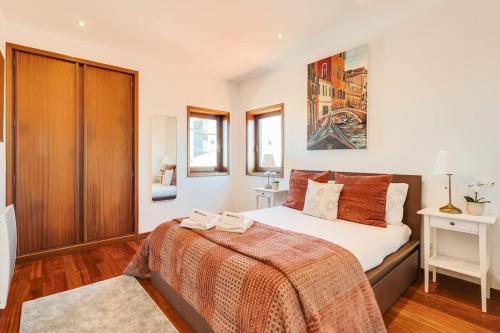 a bedroom with a king sized bed in a room at Beach Villa with Jacuzzi & Garage by HostWise in Vila Chã